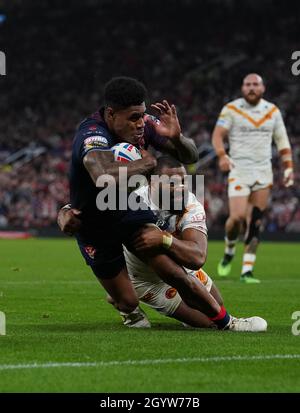 St Helens' Kevin Naiqama (left) evades Catalans Dragons' Samisoni Langi to run in for a try during the Betfred Super League grand final at Old Trafford, Manchester. Picture date: Saturday October 9, 2021. See PA story RUGBYL Final. Photo credit should read: Martin Rickett/PA Wire. RESTRICTIONS: Use subject to restrictions. Editorial use only, no commercial use without prior consent from rights holder. Stock Photo