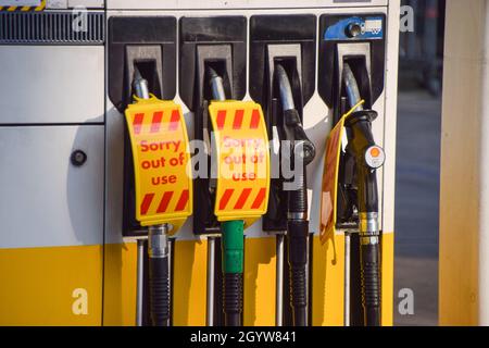 London, UK. 09th Oct, 2021. 'Sorry, Out Of Use' signs cover the fuel pumps at a Shell petrol station in Islington, as the fuel shortage continues in London. (Photo by Vuk Valcic/SOPA Images/Sipa USA) Credit: Sipa USA/Alamy Live News Stock Photo