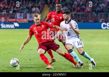 Switzerland’s Silvan Widmer (left), Denis Zakaria and Northern Ireland’s Jordan Jones during the FIFA World Cup Qualifying match at Stade de Geneve, Switzerland. Picture date: Saturday October 9, 2021. Stock Photo