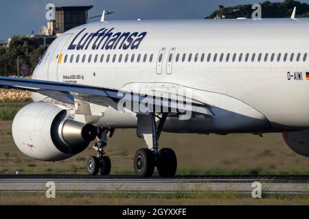 Lufthansa Airbus A320-214 (REG: D-AIUN) landing runway 31. This