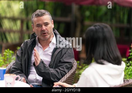 (211010) -- CHENGDU/XI'AN, Oct. 10, 2021 (Xinhua) -- British wildlife conservationist Terry Townshend (L) talks with Xinhua correspondent Miao Xiaojuan during China Chat show in Chengdu, capital of southwest China's Sichuan Province, April 25, 2021. (Xinhua/Xu Yongzheng) Stock Photo