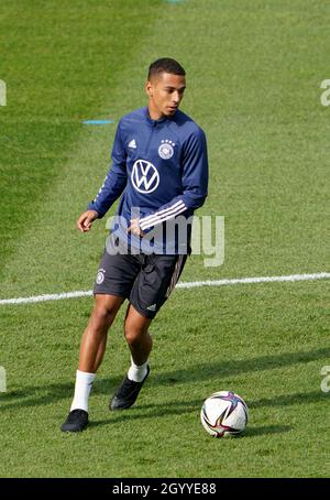 Hamburg, Germany. 10th Oct, 2021. Football: Final training for the national team before the World Cup qualifier against North Macedonia at Millerntor Stadium. Thilo Kehrer on the pitch. Credit: Marcus Brandt/dpa/Alamy Live News Stock Photo