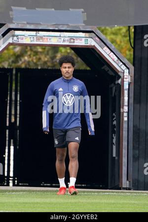 Hamburg, Germany. 10th Oct, 2021. Football: Final training for the national team before the World Cup qualifier against North Macedonia at Millerntor Stadium. Serge Gnabry comes into the stadium. Credit: Marcus Brandt/dpa/Alamy Live News Stock Photo