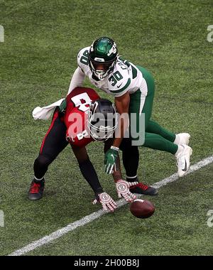 Atlanta Falcons tight end Kyle Pitts warms up before an NFL football game  against the Buffalo Bills in Orchard Park, N.Y., Sunday, Jan. 2, 2022. (AP  Photo/Adrian Kraus Stock Photo - Alamy