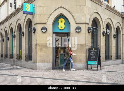 Customer leaves EE Mobile Phone Shop in Corn Market, Belfast. Stock Photo