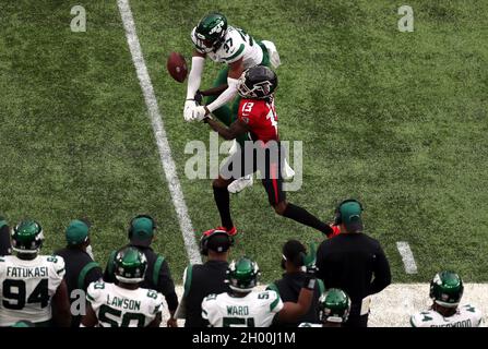 Atlanta Falcons tight end Kyle Pitts (8) outruns New York Jets cornerback  Bryce Hall (37) during an NFL International Series game at Tottenham  Hotspur Stock Photo - Alamy