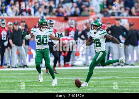 New York Jets' Michael Carter, left, runs the ball during the first half of  an NFL football game against the Cincinnati Bengals, Sunday, Oct. 31, 2021,  in East Rutherford, N.J. (AP Photo/Noah