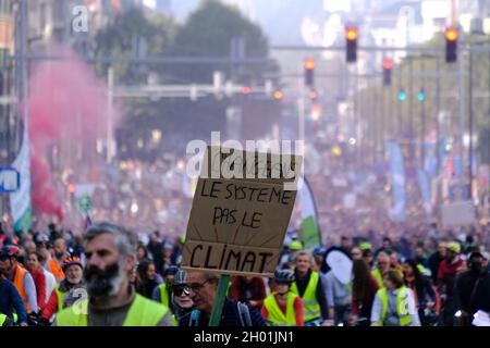 Brussels, Belgium. 10th Oct, 2021. Thousands of people takes part in a demonstration against climate change in Brussels, Belggium on October 10, 2021, ahead of the COP26 climate summit. Credit: ALEXANDROS MICHAILIDIS/Alamy Live News Stock Photo