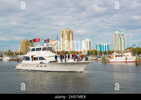 Yacht on Central Yacht Basin with Modern city skyline including Parkshore Plaza at the background, viewed from Demens Landing Park in downtown St. Pet Stock Photo