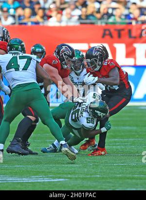 New York Jets outside linebacker Quincy Williams (56) defends against the  Philadelphia Eagles during an NFL football game, Sunday, Dec. 5, 2021, in  East Rutherford, N.J. (AP Photo/Adam Hunger Stock Photo - Alamy