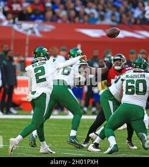 New York Jets quarterback Zach Wilson (2) throws a pass during an NFL International Series game against the New York Jets at Tottenham Hotspur Stadium Stock Photo