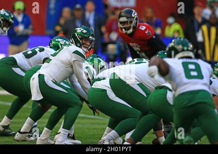 New York Jets quarterback Zach Wilson (2) prepares to receive the ball during an NFL International Series game against the Atlanta Falcons at Tottenha Stock Photo