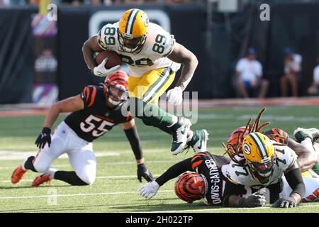 Cincinnati, United States. 10th Oct, 2021. Green Bay Packers tight end Mercedes Lewis (89) breaks free from Cincinnati Bengals Akeem Davis-Gaither (59) during the first half of play at Paul Brown Stadium in Cincinnati, Ohio, Sunday, October 10, 2021. Photo by John Sommers II /UPI Credit: UPI/Alamy Live News Stock Photo