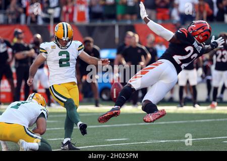 Cincinnati Bengals cornerback Chidobe Awuzie (22) during an NFL football  game against the New Orleans Saints, Sunday, Oct. 16, 2022, in New Orleans.  (AP Photo/Tyler Kaufman Stock Photo - Alamy