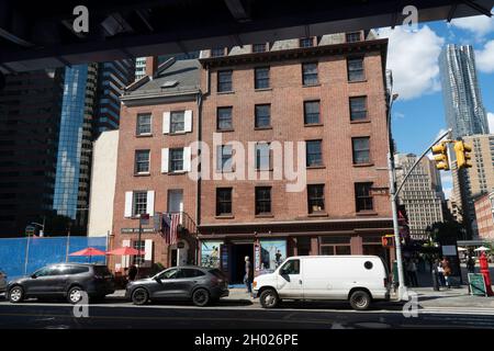 The Fulton Stall Market at 91 South Street and a portion of Schermerhorn Row at 93 South Street in Manhattan date from the 19th century. Stock Photo