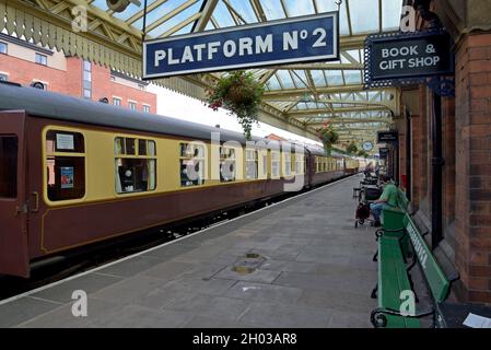 Passengers wait for a train at Loughborough Station on the Great Central heritage Railway, August 2021 Stock Photo