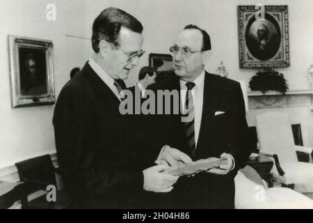 American President George Bush (left) and German Foreign Minister Hans Dietrich Genscher, 1989 Stock Photo