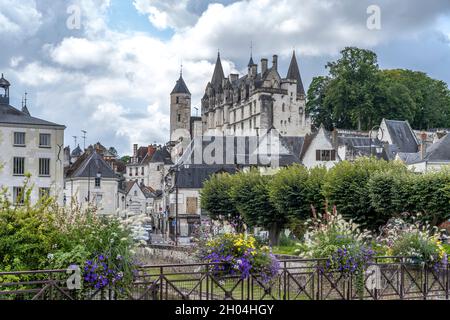 Stadtansicht mit dem Schloss und Logis Royal in Loches, Loire-Tal, Frankreich  |  Cityscape with Château de Loches and royal lodge, Loches, Loire Vall Stock Photo