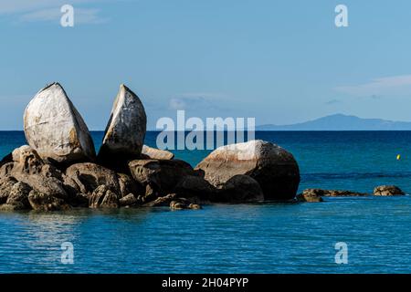 Split Apple Rock by the sea in New Zealand Stock Photo