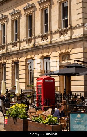 UK, Gloucestershire, Cheltenham, Regent Streeet, old red K6 phone box outside former county court house Stock Photo