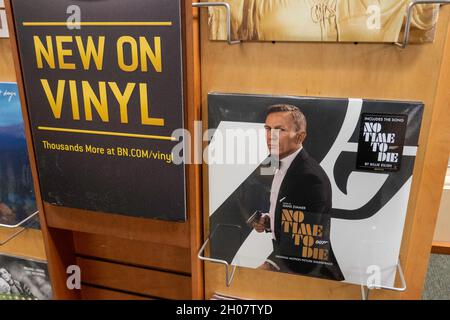 Barnes & Noble Booksellers features vinyl record 'No Time to Die' 2021, NYC, USA Stock Photo