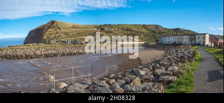 Terrace housing on the banks of the Skinningrove Beck at the coastal village of Skinningrove, Cleveland, England,UK Stock Photo