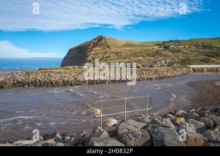 Terrace housing on the banks of the Skinningrove Beck at the coastal village of Skinningrove, Cleveland, England,UK Stock Photo