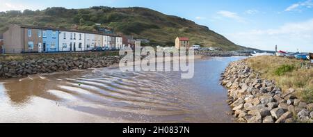 Terrace housing on the banks of the Skinningrove Beck at the coastal village of Skinningrove, Cleveland, England,UK Stock Photo