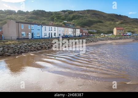 Terrace housing on the banks of the Skinningrove Beck at the coastal village of Skinningrove, Cleveland, England,UK Stock Photo