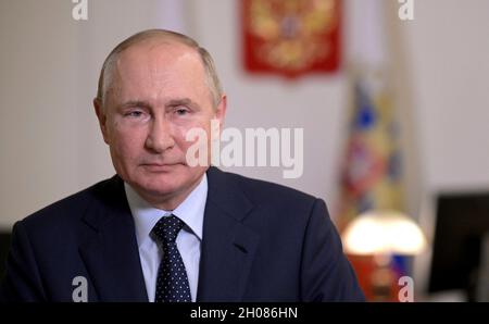 Novo-Ogaryovo, Russia. 10 October, 2021. Russian President Vladimir Putin delivers a video message marking Workers Day for the Agriculture and Processing Industry, from the Novo-Ogaryov state residence October 10, 2021 near Moscow, Russia.  Credit: Alexei Druzhinin/Kremlin Pool/Alamy Live News Stock Photo