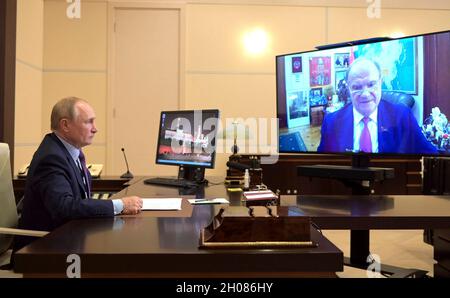 Novo-Ogaryovo, Russia. 06 October, 2021. Russian President Vladimir Putin holds a video meeting with Gennady Zyuganov, the leader of the Communist Party of the Russian Federation faction in the State Duma, from the Novo-Ogaryov state residence October 6, 2021 near Moscow, Russia.  Credit: Alexei Druzhinin/Kremlin Pool/Alamy Live News Stock Photo