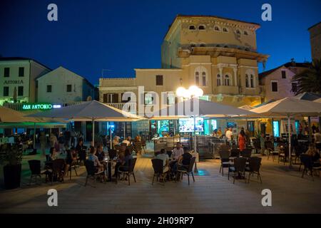 '19.06.2020, Croatia, Primorje-Gorski kotar, Rab - Tourists and locals enjoy hospitality against the backdrop of the old town. 00A200619D181CAROEX.JPG Stock Photo