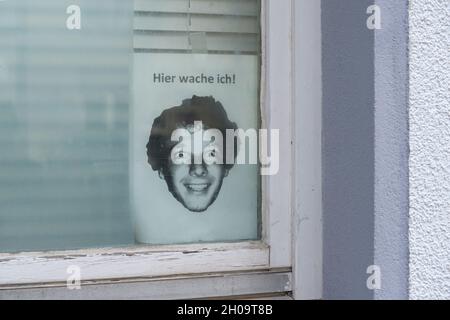 "16.04.2021, Germany, , Berlin - Humorous warning to potential burglars in the window pane of a first floor apartment. 0CE210416D003CAROEX.JPG [MODEL Stock Photo