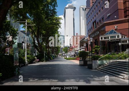 "14.06.2021, Singapore, , Singapore - View along the empty Orchard Road shopping street during the ongoing Corona crisis (Covid-19). After a month of Stock Photo