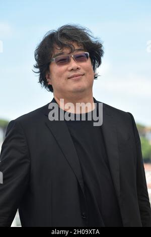 74th edition of the Cannes Film Festival: South Korean director Bong Joon ho, awarded the Palme d'Or in 2019 for his film 'Parasite', posing during th Stock Photo