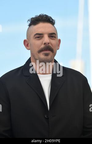 74th edition of the Cannes Film Festival: actor Damien Bonnard posing during a photocall for the film “The Restless” (French: “Les intranquilles”), di Stock Photo