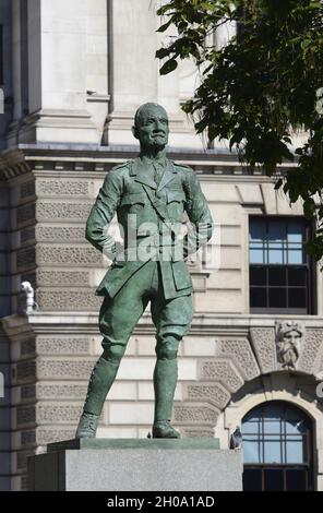 London, England, UK. Statue (1956; Jacob Epstein) of Field Marshal Jan Christian Smuts (1870-1950) in Parliament Square - restored 2017 Stock Photo