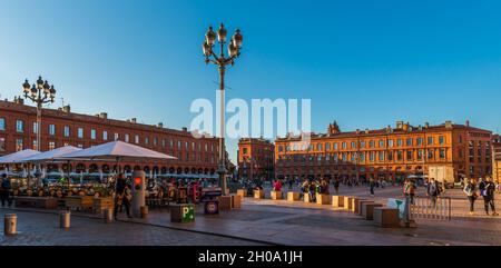 Place du Capitole in the evening, in Toulouse, Haute Garonne, Occitanie, France Stock Photo