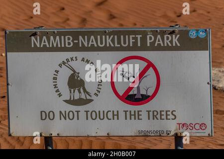 Sossusvlei dunes, Information panel before arrival in Dead Vlei, white clay basin located near the famous salar of Sossusvlei, with dead trees of Came Stock Photo