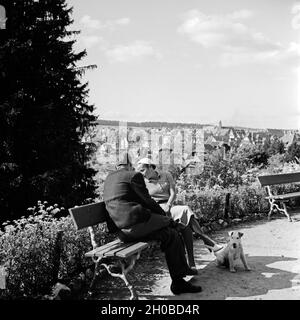 Ein Paar sitzt auf einer Anhöhe über Freudenstadt im Schwarzwald, Deutschland 1930er Jahre. A couple sitting on a bench over the city of Freudenstadt in Black Forest, Germany 1930s.