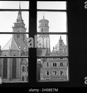 Blick durch ein Fenster auf die Stiftskirche am Schillerplatz in Stuttgart, Deutschland 1930er Jahre. View through a window to the collegiate church at Schillerplatz square in Stuttgart, Germany 1930s.