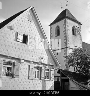 Blick an einem Haus vorbei auf die evangelische Kirche St. Wendelin in Schnait, Deutschland 1930er Jahre. View to a house and the Protestant church of Schnait, Germany 1930s. Stock Photo