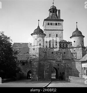 Blick auf das Ellinger Tor in Weissenburg, Deutschland 1930er Jahre. View to Ellinger Tor gate at Weissenurg, Germany 1930s. Stock Photo