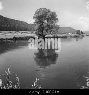 Blick in das romantische Altmühltal bei Kelheim, Deutschland 1930er Jahre. View to romantic Altmuehltal valley near Kelheim, Germany 1930s. Stock Photo