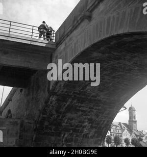 Steinerne Brücke über die Donau in Regensburg, Deutschland 1930er Jahre. 'Steinerne Bruecke' stone bridge over river Danube at Regensburg, Germany 1930s. Stock Photo