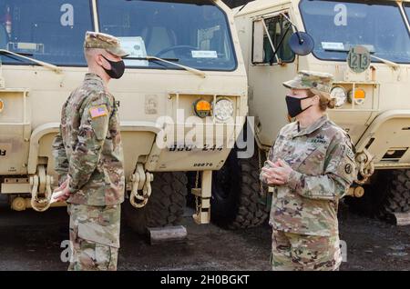 Brig. Gen. Heidi Hoyle, Commander, Military Surface Deployment and Distribution Command (SDDC) and Command Sgt. Maj. Rocky Carr, SDDC’s senior enlisted leader, met with Soldiers assigned to the 690th Rapid Port Opening Element (RPOE, 832nd Trans. Bn., 597th Trans. Bde., at the unit’s Deployment Center during a tour of Joint Base Langley-Eustis, Va. Jan. 19.     During the walk-through inspection of the Deployment Center, most of the Soldiers were engaged in classroom training, while a few Soldiers demonstrated their unit's deployment readiness with hands-on demonstrations of their alert proces Stock Photo