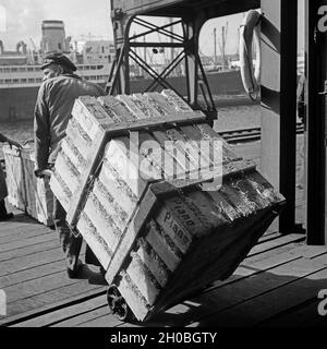 Ein Arbeiter im Hafen von Hamburg, Deutschland 1930er Jahre. A worker at Hamburg harbor, Germany 1930s. Stock Photo