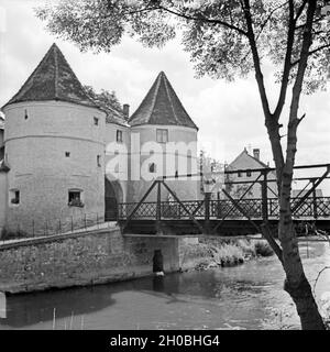 Das Biertor in Cham, davor der Fluß Regen, Deutschland 1930er Jahre. Biertor city gate at Cham with river Regen, Germany 1930s. Stock Photo