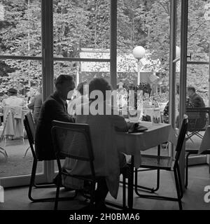 Ein Paar sitzt am Tisch im Restaurant in Wildbad im Schwarzwald, Deutschland 1930er Jahre. A couple sitting in a restaurant at Wildbad in Black Forest, Germany 1930s. Stock Photo
