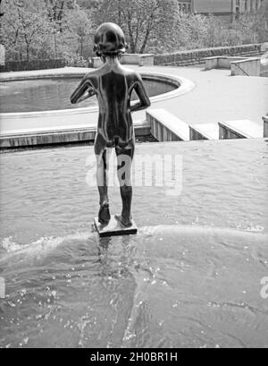 Schloßteich mit Blick auf die Wasseranlagen in Königsberg, Ostpreußen, 1930er Jahre. Schlossteich pond with view to the cascades of Koenigsberg, East Prussia, 1930s. Stock Photo